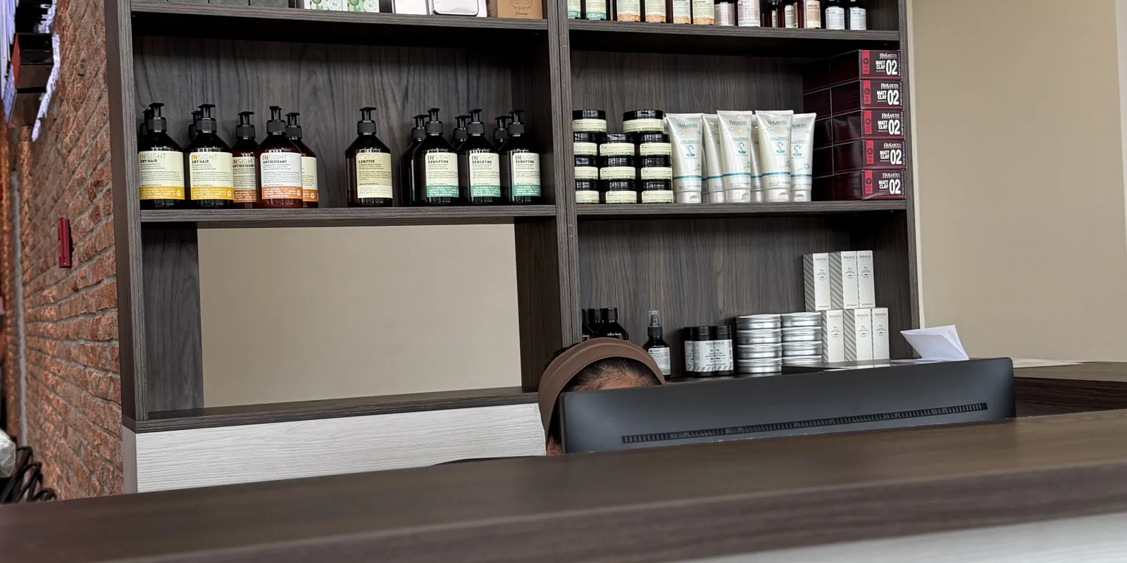 Estantería de productos en Mendoza Barbershop