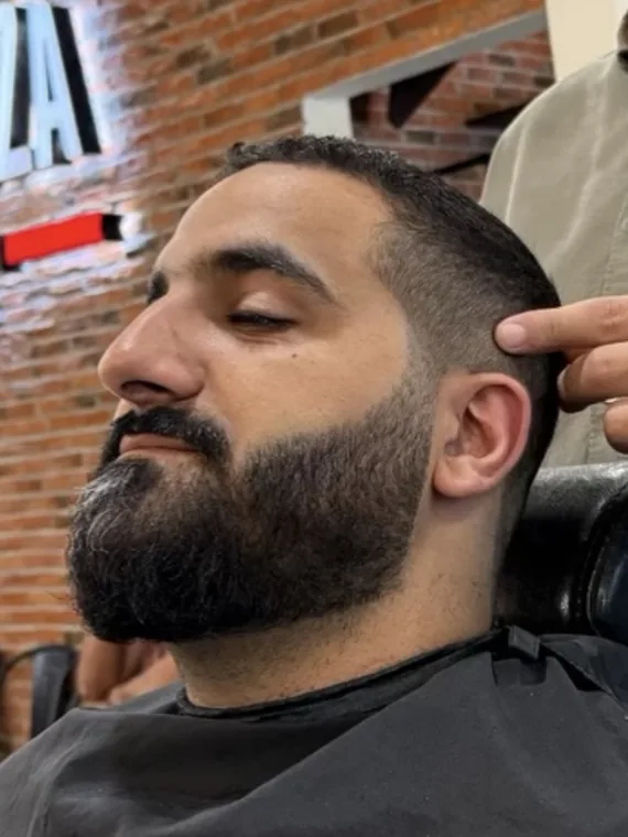 Perfilado de barba en Mendoza Barbershop