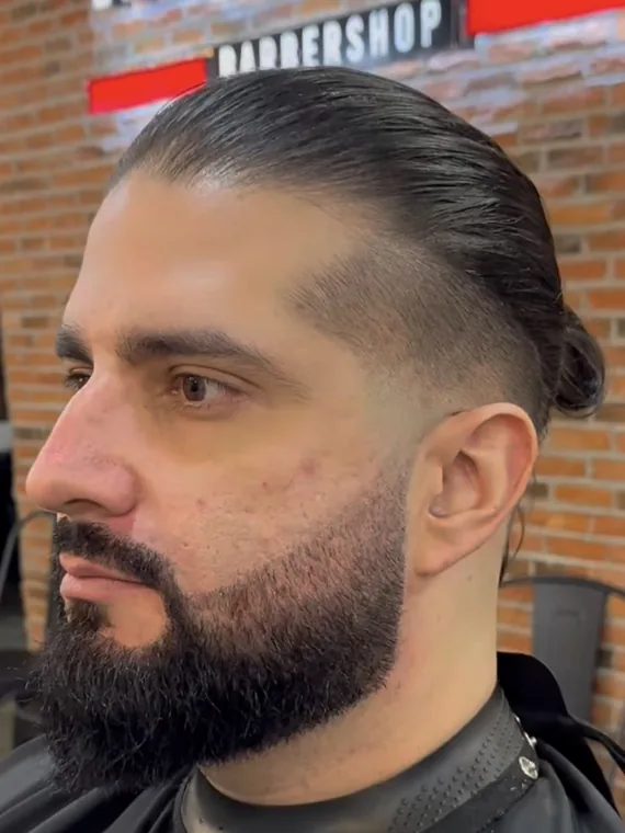 Corte con degradado y barba perfilada